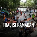 Cara Unik Warga Boyolali Bersihkan Karpet Masjid Sebelum Puasa