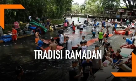 Cara Unik Warga Boyolali Bersihkan Karpet Masjid Sebelum Puasa