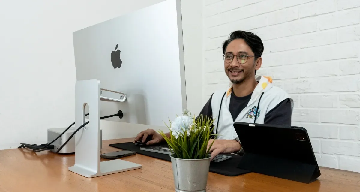 Dari Layar Macbook White, Upie Guava Ciptakan Pelangi Di Mars
