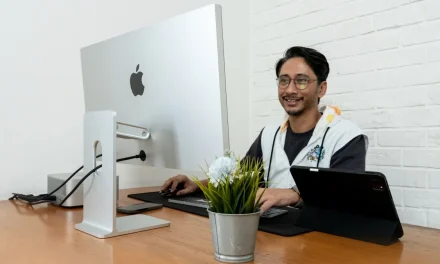 Dari Layar Macbook White, Upie Guava Ciptakan Pelangi Di Mars