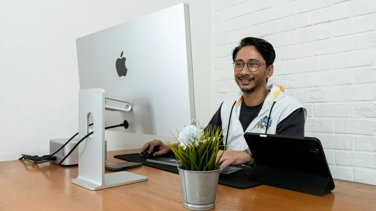 Dari Layar Macbook White