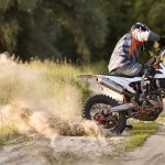Motor Trail Dalam Penggunaan Menyusuri Alam