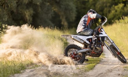 Motor Trail Dalam Penggunaan Menyusuri Alam