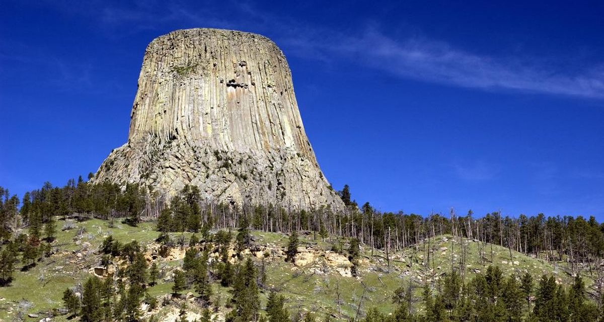 Landmark Ikonik Di AS Devils Tower Terbentuk Dari Magma Beku