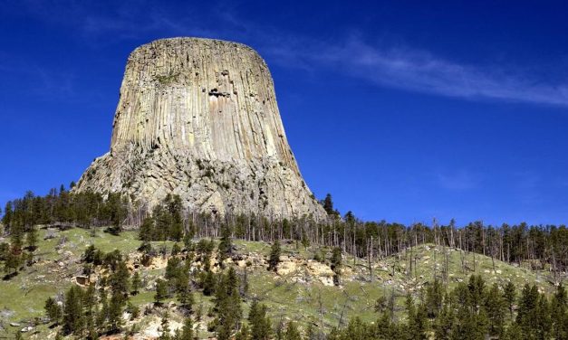 Landmark Ikonik Di AS Devils Tower Terbentuk Dari Magma Beku