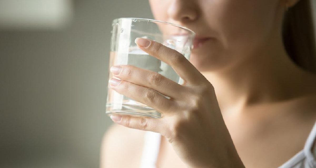 Minum Air Putih: Kunci Detoksifikasi Alami Tubuh Anda