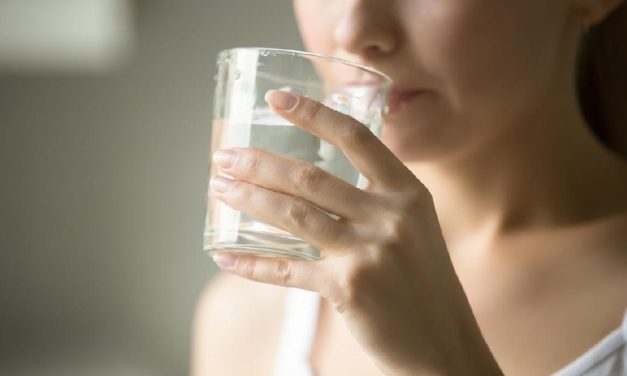 Minum Air Putih: Kunci Detoksifikasi Alami Tubuh Anda